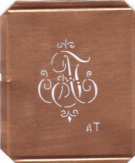 AT - Kupferschablone mit kleinem verschlungenem Monogramm