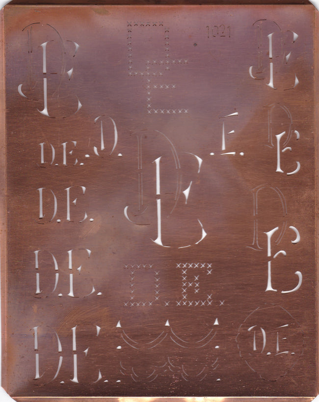 DE - Große attraktive Kupferschablone mit vielen Monogrammen