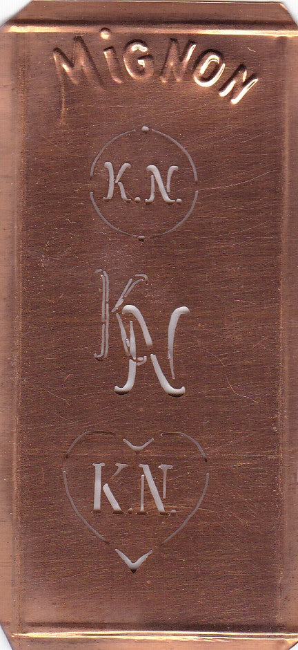 KN - Hübsche alte Kupfer Schablone mit 3 Monogramm-Ausführungen