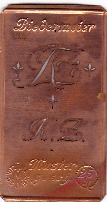 www.knopfparadies.de - KZ - Alte Stickschablone mit 2 zarten Monogrammen