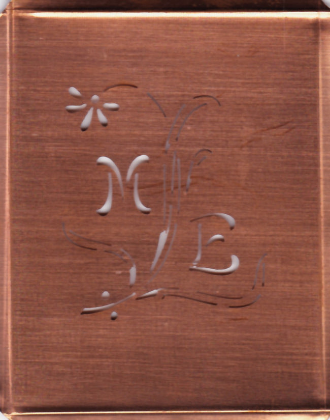 ME - Hübsche, verspielte Monogramm Schablone Blumenumrandung