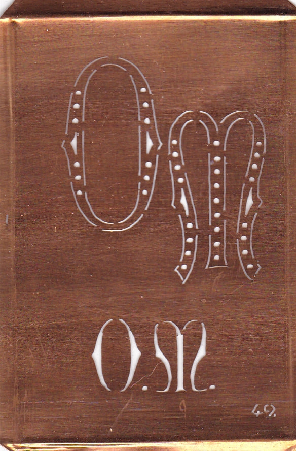 OM - Interessante alte Kupfer-Schablone zum Sticken von Monogrammen