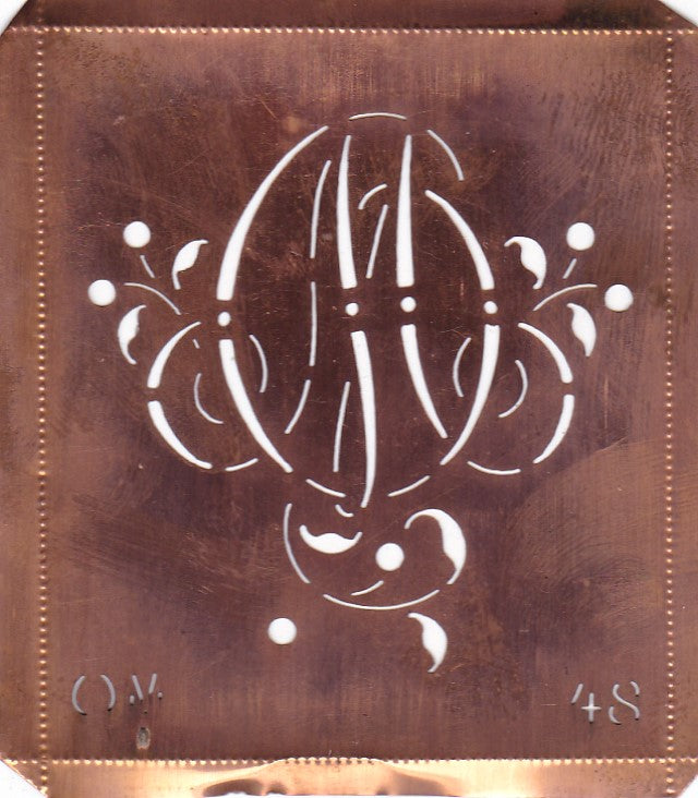 OM - Alte Schablone aus Kupferblech mit klassischem verschlungenem Monogramm