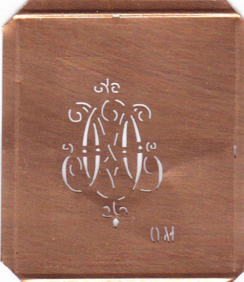 OM - Kupferschablone mit kleinem verschlungenem Monogramm
