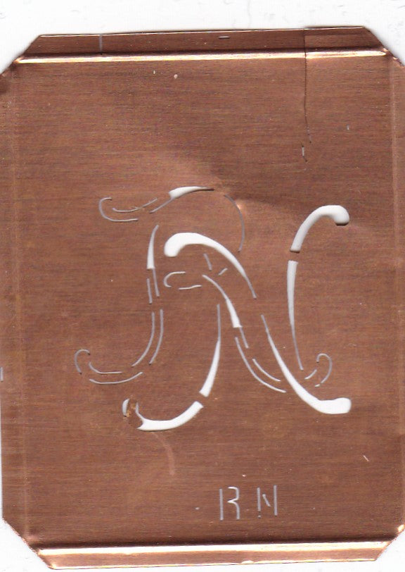 RN - 90 Jahre alte Stickschablone für hübsche Handarbeits Monogramme