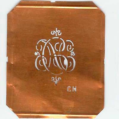 CN - Kupferschablone mit kleinem verschlungenem Monogramm