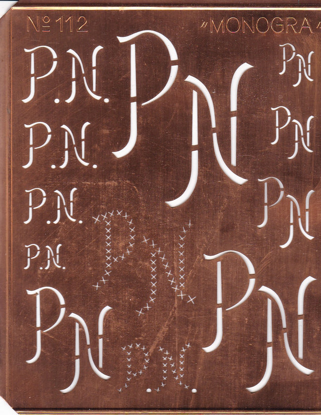 www.knopfparade.de - PN - Große Monogrammschablone mit 12 Monogrammen