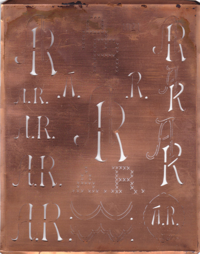 AR - Große attraktive Kupferschablone mit vielen Monogrammen
