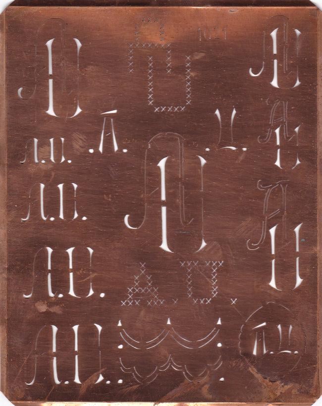 AU - Große attraktive Kupferschablone mit vielen Monogrammen