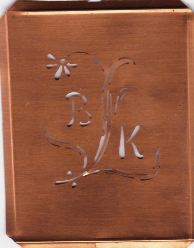 BK - Hübsche, verspielte Monogramm Schablone Blumenumrandung