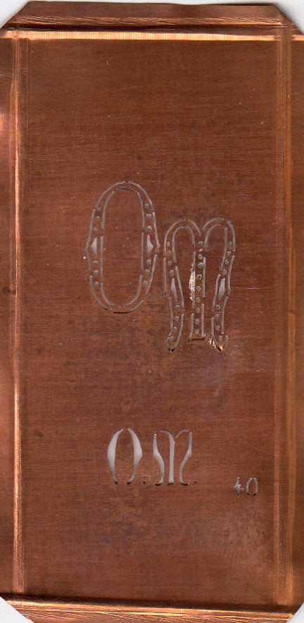 OM - Kupfer Schablone zum Sticken von 2 Monogrammen