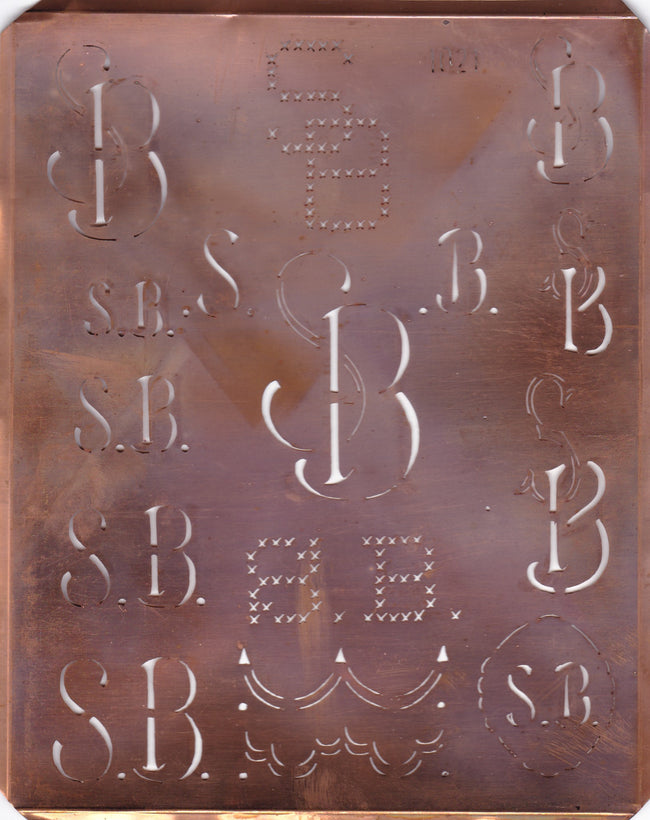 SB - Große attraktive Kupferschablone mit vielen Monogrammen